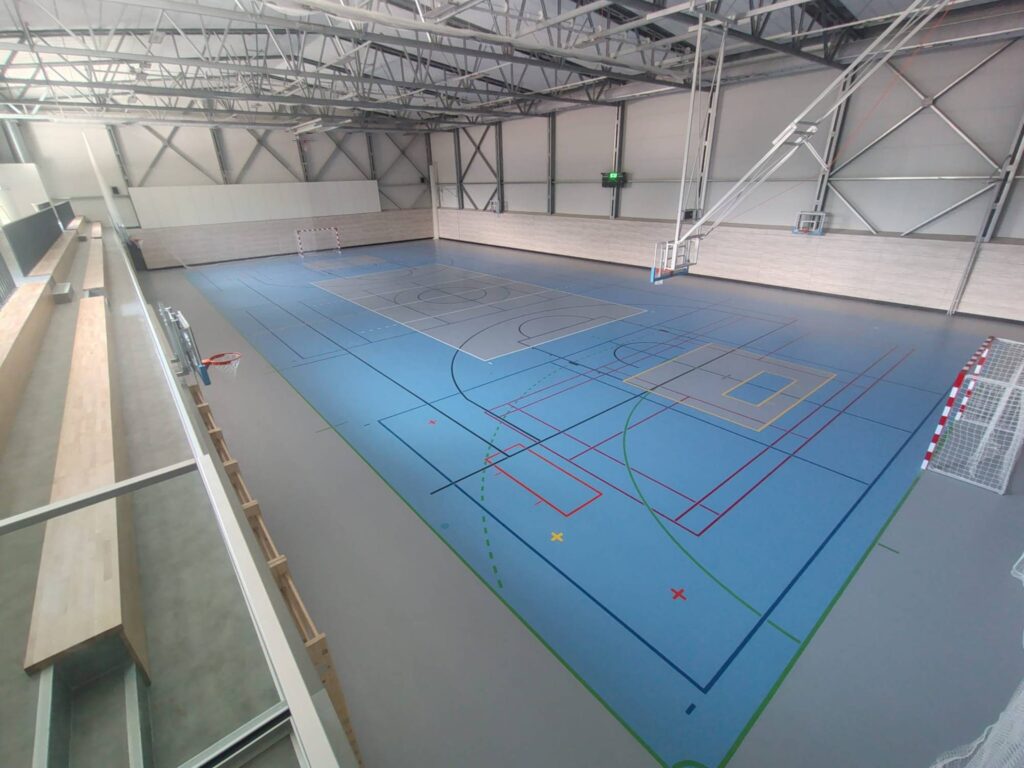 Interiér sportovní haly SPORT Letohrad — hrací plocha s tribunou