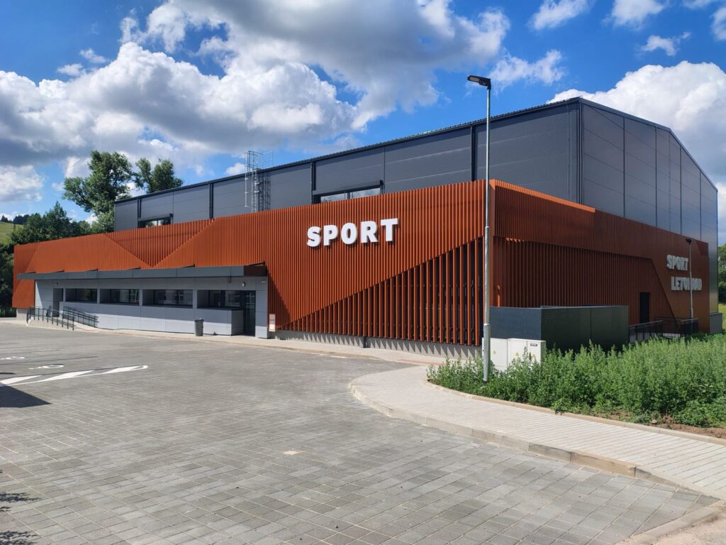 Sportovní hala SPORT Letohrad — exteriér s oranžovou fasádou